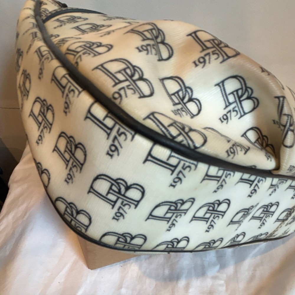 Dooney & Bourke White Black Logo Shoulder Bag with Zipper Key Holder - Picture 5 of 10